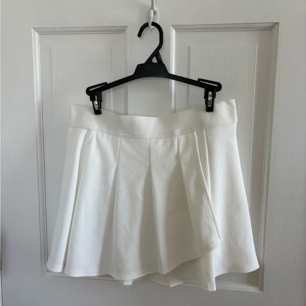 Elegant White Pleated Skirt